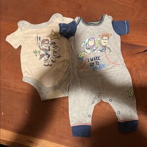 Disney Baby Toy Story Bodysuit Set - Gray and Tan featuring Woody & Buzz